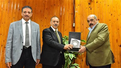 محافظ أسيوط يكرم السكرتير العام لبلوغه سن المعاش