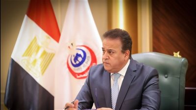 وزير الصحة يجري اتصالا هاتفيا بالطبيب المعتدى عليه أثناء عمله في سوهاج