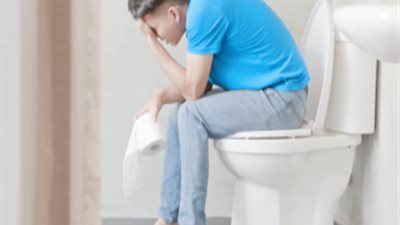 قلة النشاط البدني والتوتر النفسي.. 7 أسباب للإصابة بالإمساك