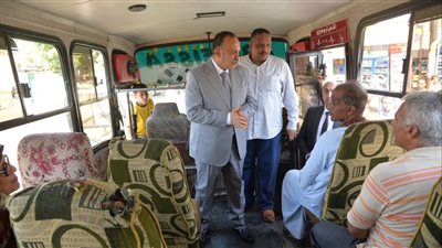 محافظ أسيوط يقوم بجولة مفاجئة بمجمع مواقف نزلة عبد اللاه بحي شرق 