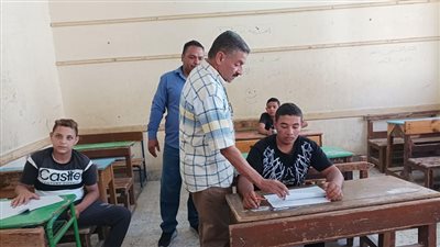 مدير عام تعليمية نجع حمادي يتابع أعمال امتحان الجبر والإحصاء بالدور الثاني للشهادة الإعدادية