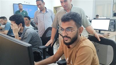 رئيس جامعة أسيوط الجديدة التكنولوجية يقوم بجولة تفقدية لمتابعة التدريب الصيفي للطلاب