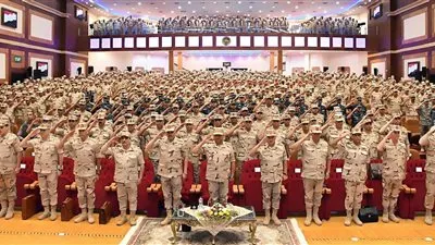 وزير الدفاع يلتقي رجال القوات المسلحة بالجيش الثالث الميداني وقيادة قوات شرق القناة لمكافحة الإرهاب