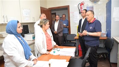 محافظ أسيوط يتفقد سير العمل بعيادة التأمين الصحي بمجمع المصالح