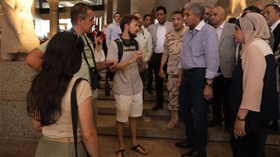 وزير السياحة والآثار يلتقي الزائرين والسائحين في المتحف المصري الكبير