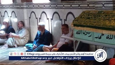 لحظة جلوس مرتضى منصور بجوار جثمان شقيقته بالمسجد الكبير ببشالوش 
