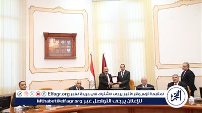 مجلس جامعة الفيوم يكرم الدكتور محمد فاروق الخبيري وعميدي 