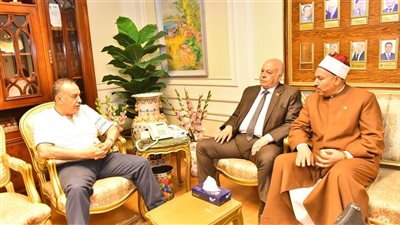 محافظ أسيوط يستقبل وفد أمانة الطوارئ والأزمات ببيت العائلة المصرية