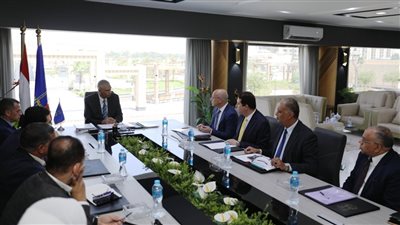 محافظ أسوان يلتقي وفد البنك الأهلى لطرح الفرص الاستثمارية