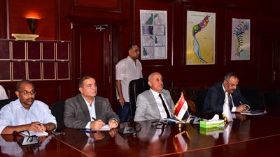 محافظ الأقصر يشدد بضرورة الالتزام بالتوقيتات الزمنية لدخول خدمة الصرف الصحي في القري