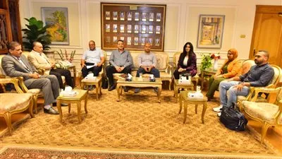 محافظ أسيوط يناقش نسب تنفيذ مشروعات حياة كريمة