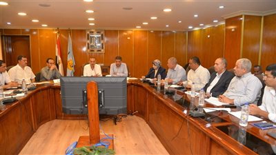 محافظ أسيوط يلتقي رؤساء المراكز والأحياء لمناقشة آخر مستجدات ملفي التقنين والتصالح