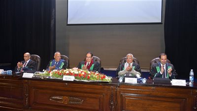 رئيس جامعة القاهرة يشهد حفل تخريج دفعة جديدة من كلية الحاسبات والذكاء الاصطناعي