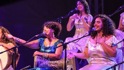 المسرح المكشوف يمتلىء بمئات الحضور بحفل فرقة 