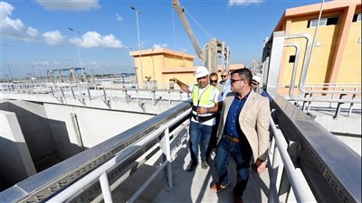 وزير الإسكان يتفقد مشروع محطة معالجة الصرف الصحي بالعامرية