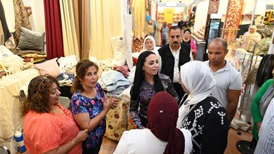 وزيرة التضامن الاجتماعي تتفقد معرض ديارنا للحرف اليدوية والتراثية في مارينا 
