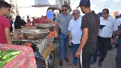 محافظ بورسعيد يشدد على أصحاب المحلات الالتزام بالمساحات القانونية وعدم التعدي على حرم الطريق بالضواحي 