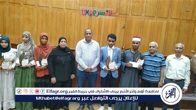 صور.. رئيس مدينة إسنا بالأقصر يكرم اوائل طلاب الثانوية الأزهرية