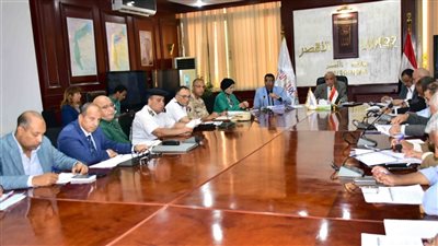 محافظ الأقصر يترأس المجلس التنفيذي للمحافظة ويوافق بتشغيل 4 مجمعات خدمات حكومية بقرى أرمنت