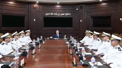 وزير الداخلية يجتمع مع عدد من مساعدى أول ومساعدى الوزير وقيادات أمنية بمواقعها