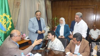 محافظ القليوبية يوفر فرصة عمل لأحد المواطنين من ذوي الهمم ويوفر جهاز العروسة لشقيقته