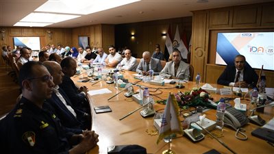 خلال اجتماع موسع.. محافظ قنا يتابع الموقف التنفيذي لأعمال ترفيق المدن الصناعية