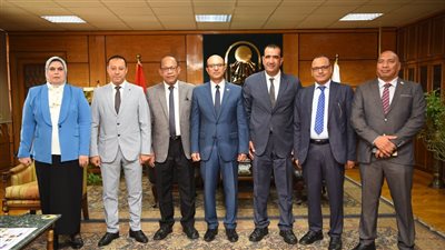 رئيس جامعة أسيوط يترأس اجتماع اللجنة المختصة لاختيار عميد معهد جنوب مصر للأورام 