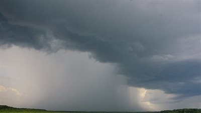 محافظ أسوان يتابع جهود تمهيد الطرق بعد تعرضها للأمطار لتأمين عبور الشاحنات