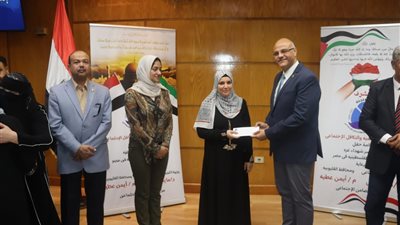 محافظ القليوبية يكرم عدد من الأسر الفلسطينية المتضررة من أحداث العدوان على غزة