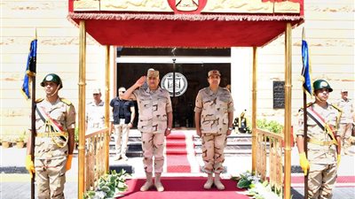 القائد العام للقوات المسلحة وزير الدفاع والإنتاج الحربى يلتقى بعدد من رجال القوات المسلحة بالمنطقة الجنوبية العسكرية 