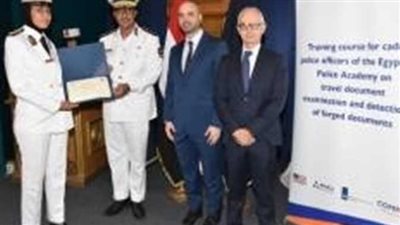 أكاديمية الشرطة تنظم دورة تدريبية لطالبات التدريب على فحص وثائق السفر وكشف الوثائق المزورة