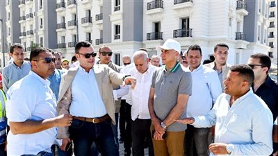 وزير الإسكان يتفقد وحدات المبادرة الرئاسية 