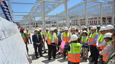 وزير قطاع الأعمال يوجه بسرعة إنجاز مجمع مصانع 