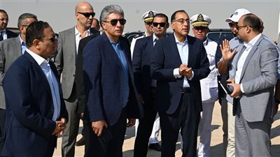 رئيس الوزراء يتفقد منطقة أهرامات الجيزة يرافقه الوزير والأمين العام 