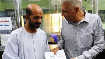 محافظ أسوان يسلم للمواطنين نموذج ( 8 ) لقبول التصالح عن بعض المخالفات وتقنين الأوضاع