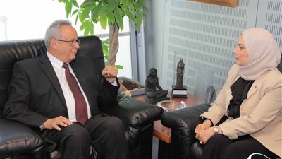 سفيرة البحرين في زيارة لمكتبة الإسكندرية