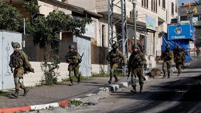 الجيش الإسرائيلي يقتل فلسطينيًا في رام الله ويفجر منزل سجينين في الضفة الغربية 