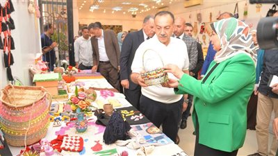 محافظ أسيوط يفتتح معرض منتجات مدارس وإدارات التربية والتعليم 