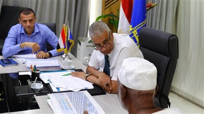 محافظ أسوان يلتقي بعدد من المواطنين لبحث مطالبهم