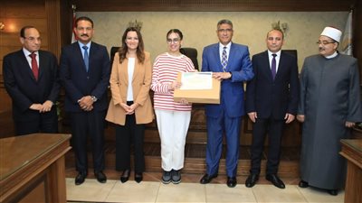 محافظة الجيزة تهدي أوائل الطلبة أجهزة لاب توب وشهادات تقدير