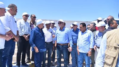 وزير الإسكان ومحافظ مطروح يتفقدان سير العمل بمحطات تحلية مياه البحر بمدينة مرسى مطروح