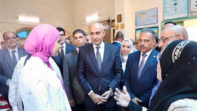 وزير التعليم ومحافظ الشرقية يتفقدان مدرستي بالزقازيق للاستماع إلى آراء المعلمين حول مواجهة الكثافات الطلابية