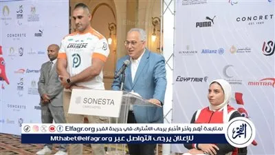 علي الزيني ورحاب رضوان يحملان علم مصر في افتتاح دورة الألعاب البارالمبية