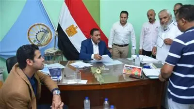 محافظ مطروح يسلم عقودا جديدة بمدينة شمس الحكمة