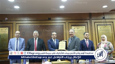 رئيس جامعة الفيوم يكرِّم مدير عام كلية الطب