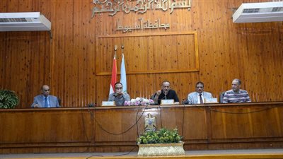 محافظ أسيوط يعقد لقاءًا لإطلاق مبادرة مجتمعية لإقامة معارض أهلا مدارس بتخفيضات 25% 