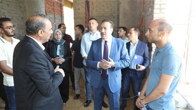 محافظ المنوفية يتفقد أعمال الرصف لطريق 