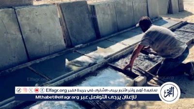 بلاط القبور.. عامل في غزة يحول ركام المنازل المدمرة إلى أغطية لمدافن الشهداء