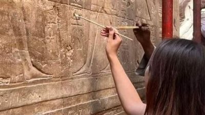 قرار عاجل بخصوص الفيديو المتداول لسائحات يشاركن بأعمال ترميم معبد الأقصر