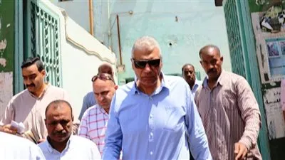 محافظ أسوان يتفقد منظومة العمل بالمركز التكنولوجي بدراو